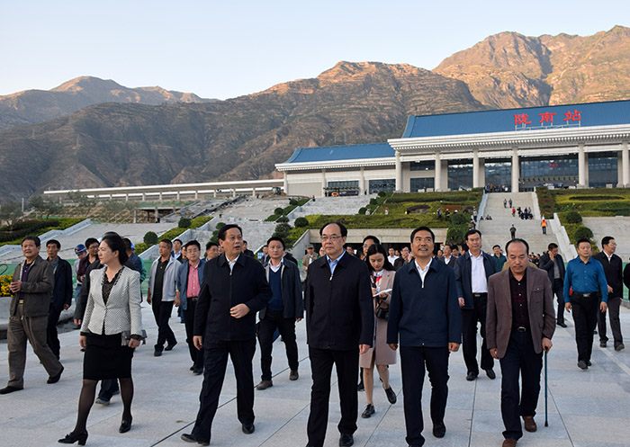 全國(guó)、省市政協(xié)委員體驗(yàn)蘭渝鐵路、視察階州廣場(chǎng)