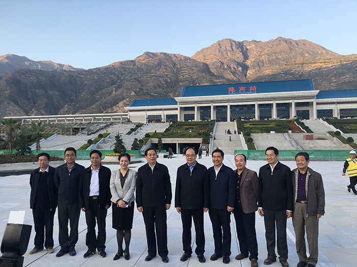 全國(guó)、省市政協(xié)委員體驗(yàn)蘭渝鐵路、視察階州廣場(chǎng)