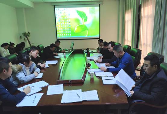 隴南市龍江城鄉(xiāng)發(fā)展集團(tuán)公司召開黨委中心組理論學(xué)習(xí)(擴(kuò)大)會議