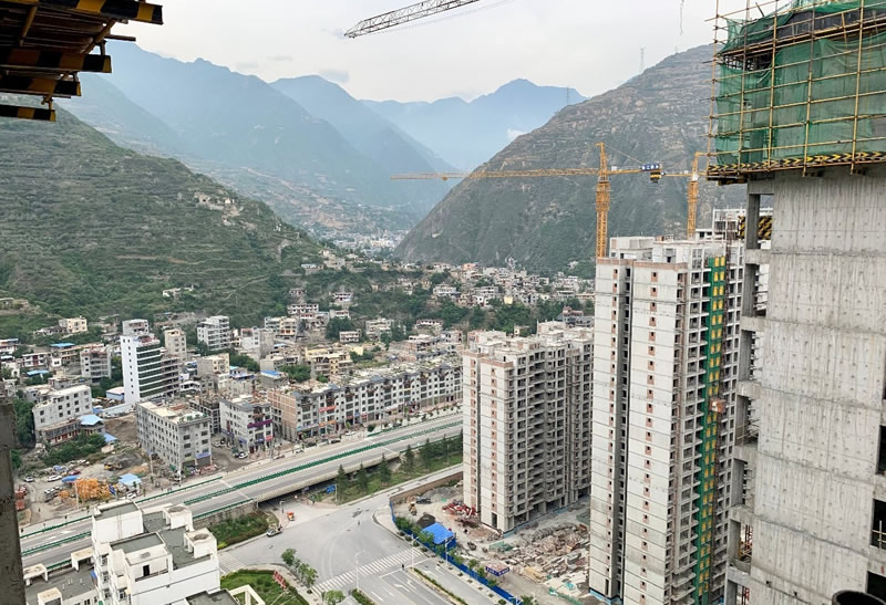 匠心傾注、喜封金頂——龍江?雙子座商住小區(qū)主體順利封頂