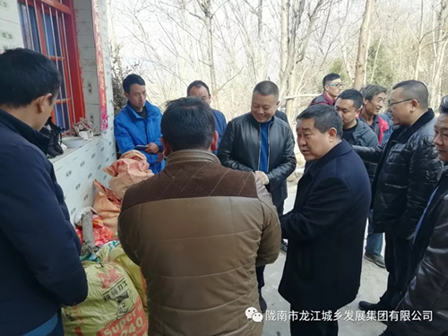 市龍江集團在文縣橋頭鎮(zhèn)安子坡村開展“解難題、辦實事、送溫暖”活動