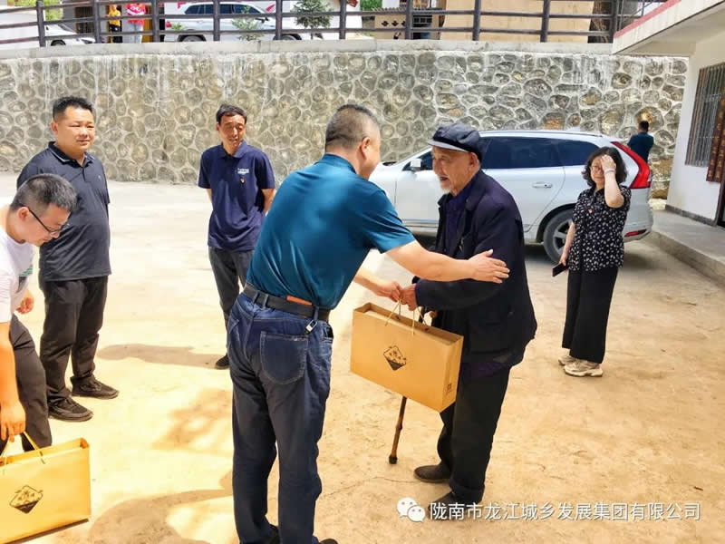 “感黨恩、憶黨史”，--市龍江城鄉(xiāng)發(fā)展集團(tuán)公司開展慶祝建黨99周年主題黨日活動(dòng)